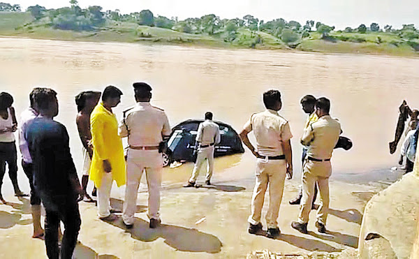 जबलपुर में हैंडब्रेक हटने से नर्मदा नदी में डूबी कार, सागर से तर्पण करने आया था परिवार