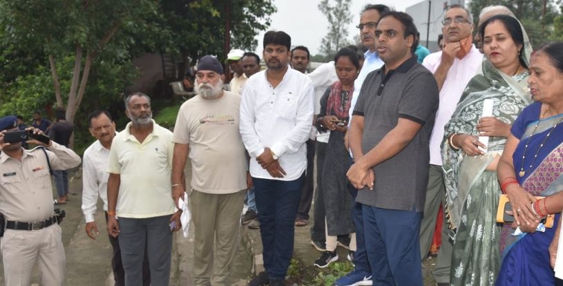 जबलपुर में कलेक्टर ने महानद्दा तालाब की सफाई कार्य का किया निरीक्षण, गंदगी फैलाने वाले टाल संचालको, शराब दुकान पर लगाया जुर्माना