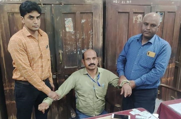 जबलपुर ईओडब्ल्यू की कार्रवाई: सिंचाई विभाग के आडिटर को 15 हजार रुपए की रिश्वत लेते रंगे हाथ पकड़ा