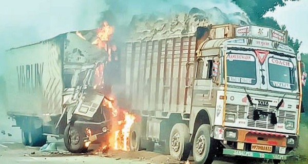 जबलपुर में बड़ा हादसा: सड़क किनारे खड़े ट्रक से टकराया दूसरा ट्रक, लगी आग, जिंदा जला कंडक्टर, ड्राइवर घायल