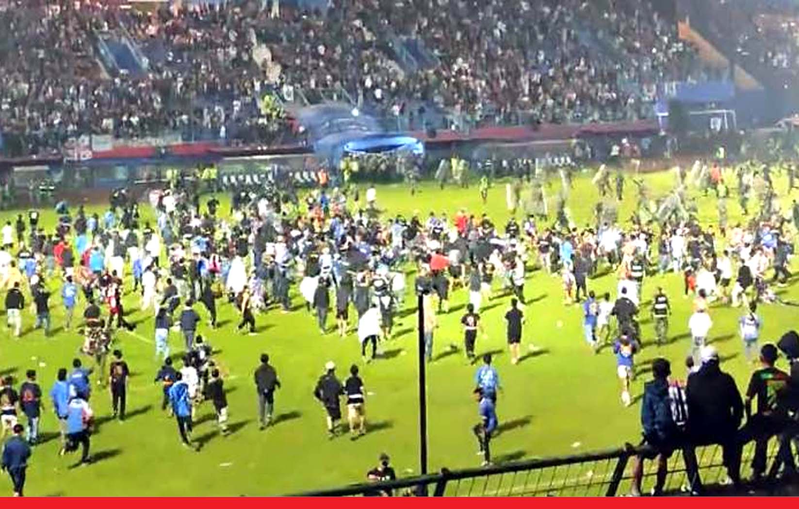 इंडोनेशिया: फुटबॉल मैच के दौरान हिंसा के बाद मची भगदड़ में 129 की मौत, 180 से अधिक घायल