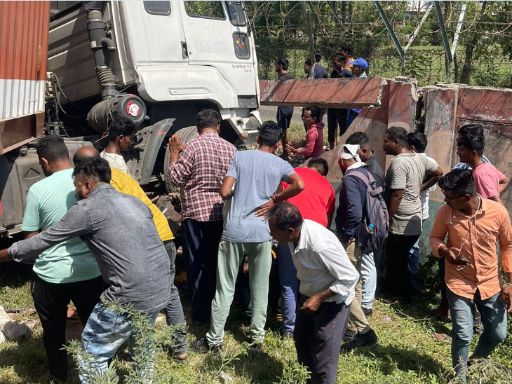 गुजरात के वडोदरा में बड़ा सड़क हादसा, तिपहिया वाहन को कंटेनर ने मारी टक्कर, 2 बच्चों सहित 9 मृत, 5 गंभीर