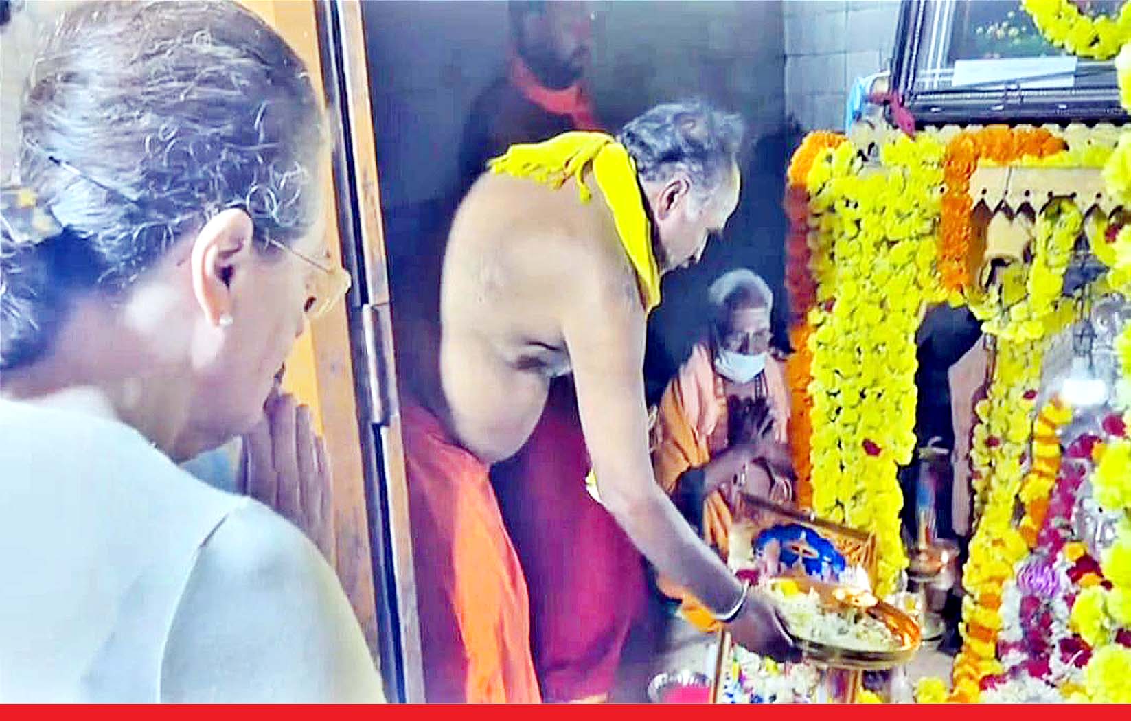 श्रीमती सोनिया गांधी ने भीमन्नकोल्ली मंदिर, कर्नाटक में मां दुर्गा की पूजा-अर्चना की
