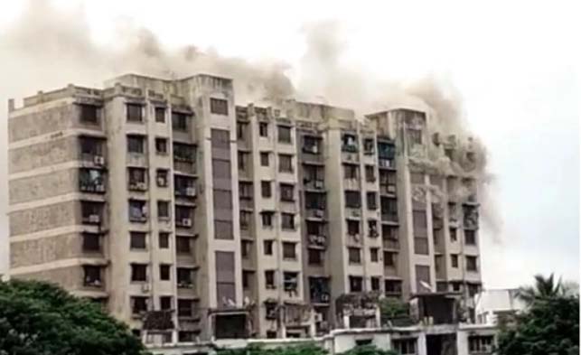 मुंबई: रेल व्यू बहुमंजिला इमारत में लगी आग, कई लोगों के फंसे होने की आशंका, फायर ब्रिगेड टीम मौके पर पहुंची