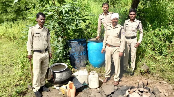 जबलपुर में अपनी मां के साथ मिलकर शराब बेच रहा कुख्यात बदमाश राहुल काला गिरफ्तार, पांच प्रकरणों में पुलिस का रही थी तलाश