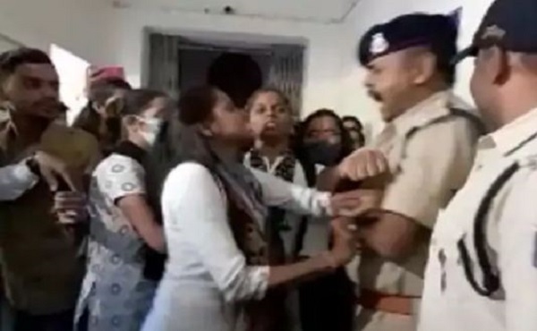 girls protest: जबलपुर होमसाइंस कालेज में तालाबंदी कर पुलिस से की धक्का-मुक्की, कहा हाथ न लगाना, धरना देकर किया प्रदर्शन