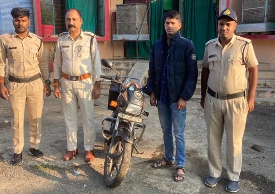 Gaanja Smuggling: जबलपुर में पुलिस को देखते ही बाईक से कूदकर भागे दो तस्कर गिरफ्तार