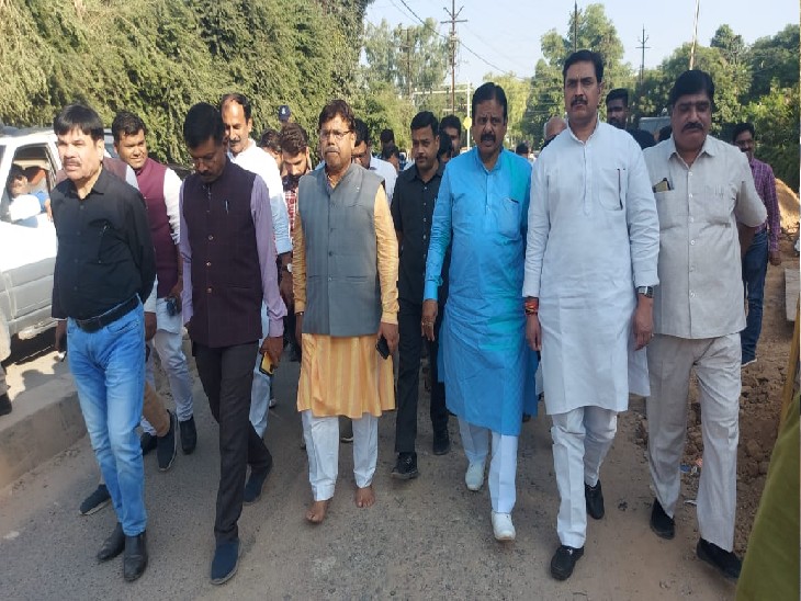 Gwalior News: एमपी में सिंधिया समर्थक मंत्री ने त्यागे जूते-चप्पल, ऊर्जा मंत्री तोमर बोले- सड़कें नहीं बनने तक ऐसे ही चलूंगा