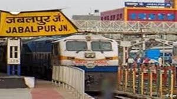 Rail News- लखनऊ से आ रही ट्रेन जबलपुर स्टेशन पर रेड सिग्नल के आगे निकली, जांच शुरू