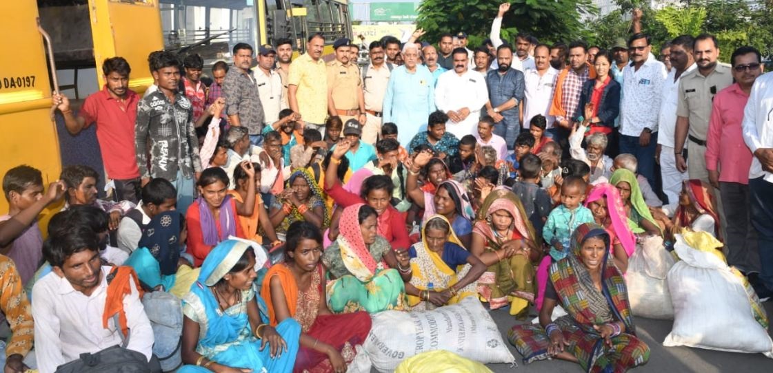 जबलपुर पुलिस को सलाम सोलापुर महाराष्ट्र में फंसे 70 मजदूरों को सकुशल वापस लेकर आई