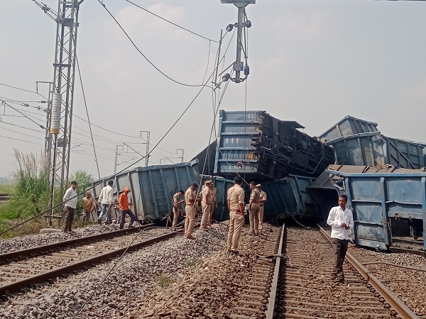 Rail News- कानपुर-प्रयागराज के बीच मालगाड़ी के 29 कोच पटरी से उतरे, दिल्ली-हावड़ा ट्रैक बंद, 36 से ज्यादा ट्रेनें थमी