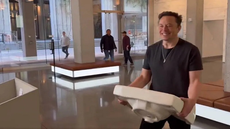 Elon Musk Twitter Deal: हाथ में बाथरूम वाला सिंक लेकर ट्विटर मुख्यालय पहुंचे एलन मस्क