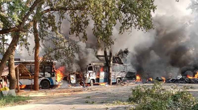 झारखंड: दुमका हाइवे पर बस से टकराने के बाद गैस टैंकर में हुआ विस्फोट, हादसे में दो लोगों की मौत