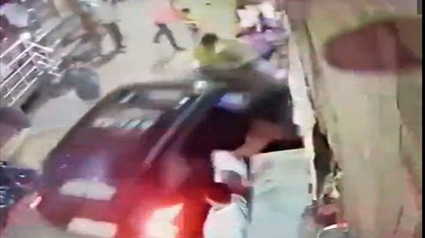 दिल्ली: मामूली विवाद पर शख्स ने कार से कई लोगों को कुचला
