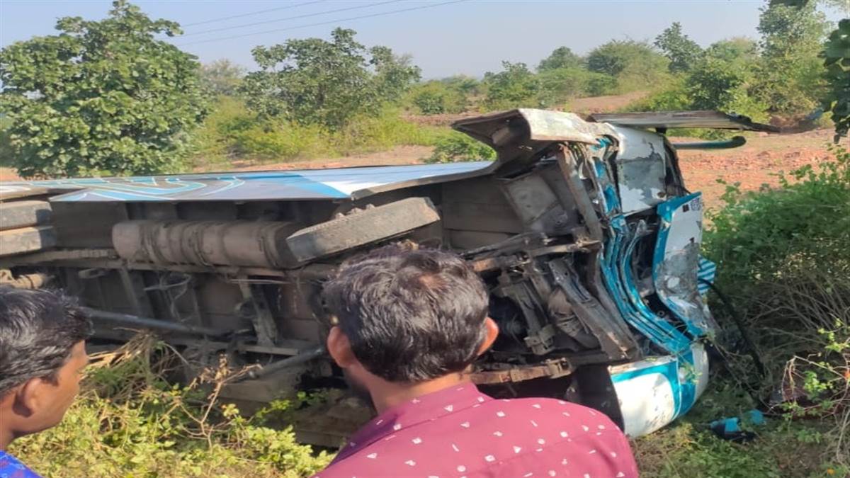 एमपी न्यूज: दमोह-जबलपुर के बीच ट्रक को टक्कर मारते हुए पलटी यात्री बस, 7 लोग गंभीर घायल