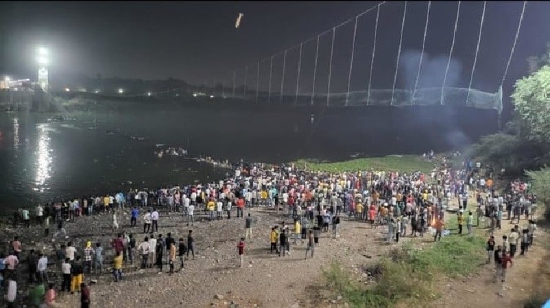 Gujarat: मोरबी पुल हादसे में अब तक 141 की मौत, पुल की प्रबंधन टीम पर मामला दर्ज
