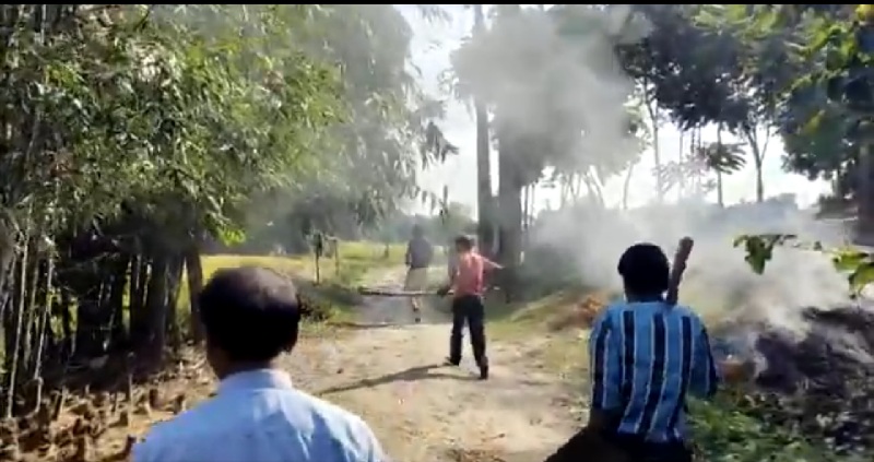 पश्चिम बंगाल में केंद्रीय मंत्री के काफिले पर फेंके बम, TMC कार्यकर्ताओं ने दिखाए काले झंडे
