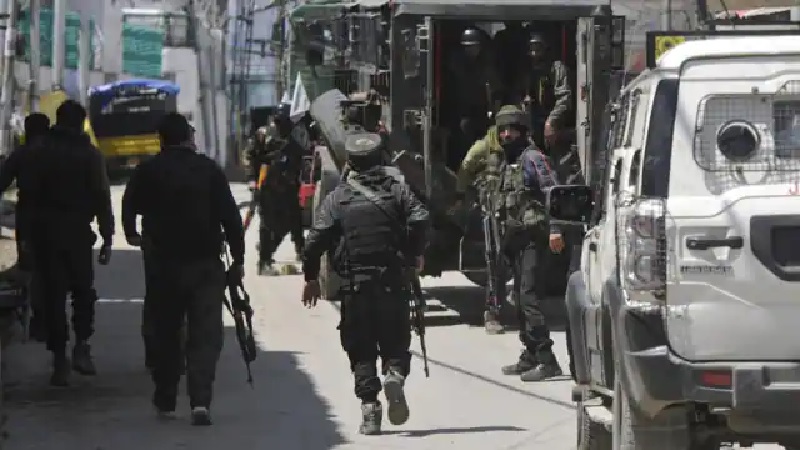 जम्मू-कश्मीर के शोपियां में सुरक्षाबलों ने मार गिराये एक पाकिस्तानी सहित दो आतंकवादी