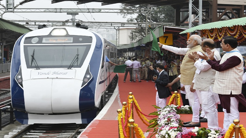 पीएम मोदी ने दिखाई देश की पांचवीं और दक्षिण भारत की पहली वंदे भारत ट्रेन को हरी झंडी