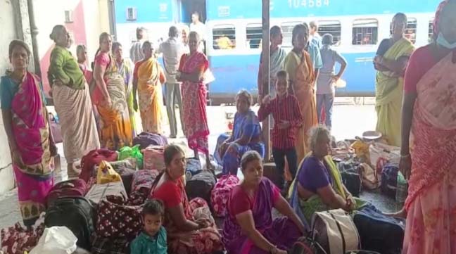 संघमित्रा एक्सप्रेस के कोचों का नहीं खुला दरवाजा, प्लेटफार्म पर छूटे 69 यात्री, 15 घंटे हुए परेशान, रेलवे ने इटारसी पहुंचाया