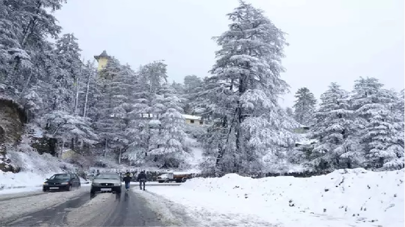 Himachal Pradesh:  शिमला में हुई सीजन की पहली बर्फबारी, ठंड बढऩे की संभावना