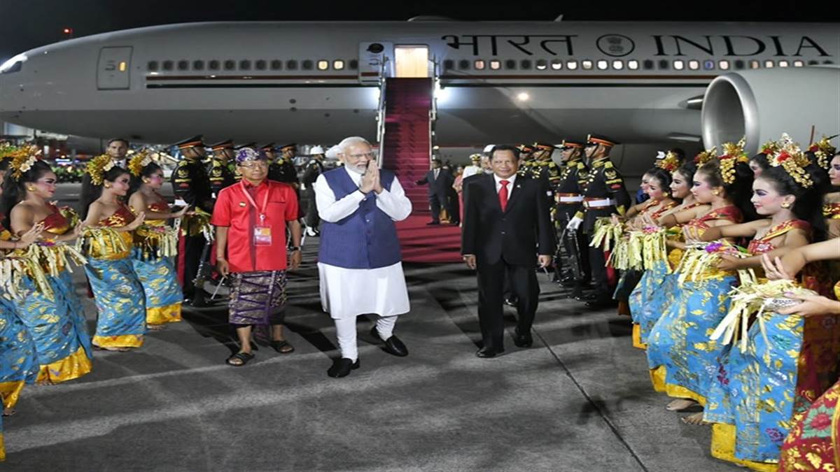PM Modi जी20 सम्मेलन में हिस्सा लेने बाली पहुंचे, एयरपोर्ट पर पारंपरिक तरीके से हुआ स्वागत