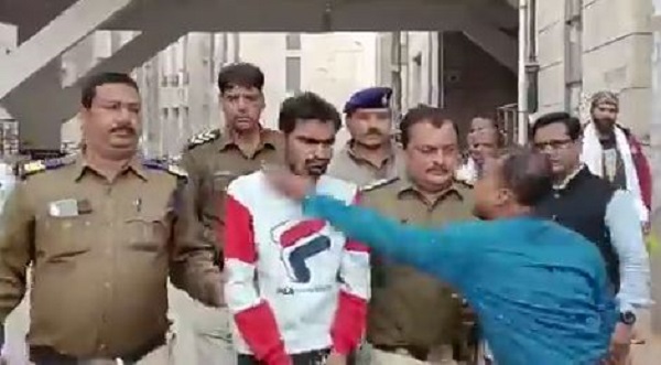 जबलपुर मेखला रिसॉर्ट हत्याकांड: आरोपी को कोर्ट से बाहर लाते वक्त लोगों ने मारा चांटा, पुलिस को मिला दो दिन का रिमांड, देखे वीडियो