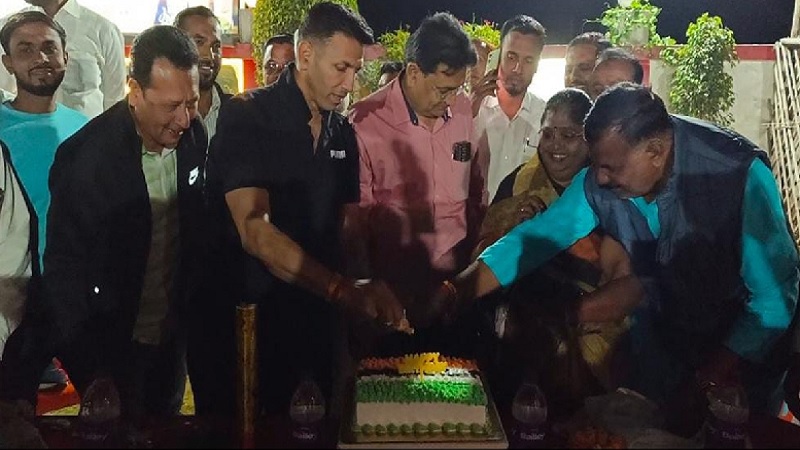 कमलनाथ के बाद कांग्रेस नेता जीतू पटवारी के तिरंगे वाला केक काटने पर मचा बवाल