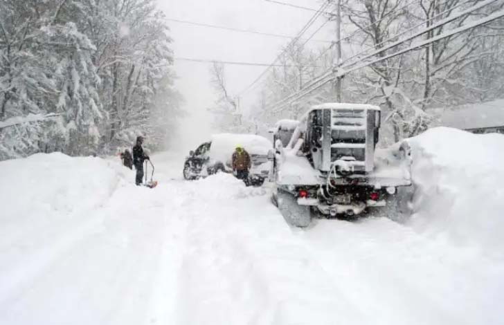 न्यूयॉर्क में बर्फीले तूफान ने मचाई तबाही, 6 फीट तक जमी बर्फ, सड़कें हुई सुनसान
