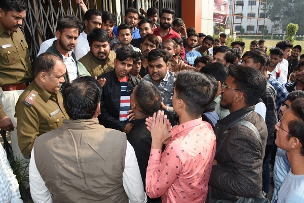 Jabalpur: एमपी स्टूडेंट यूनियन ने श्रीराम कॉलेज पर लगाया गंभीर आरोप, प्रबंधन को सौंपा 7 सूत्रीय ज्ञापन, की यह मांग