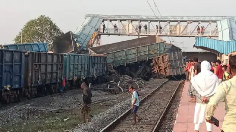 ओडिशा में भीषण रेल हादसा: प्लेटफार्म के वेटिंग हॉल तक पहुंचे बेपटरी हुई मालगाड़ी के डिब्बे, 3 की मौत