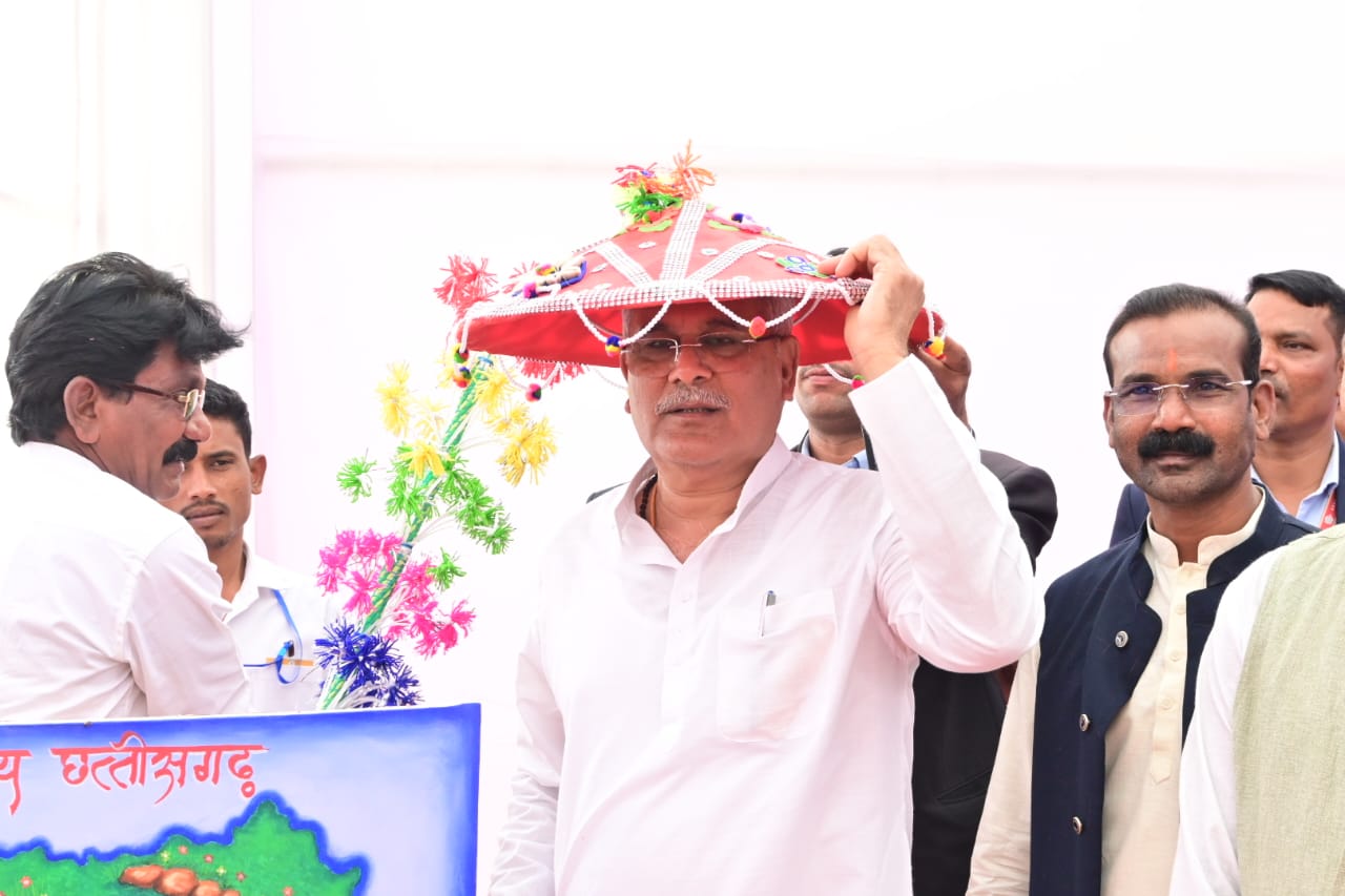 CG News: 100 ट्रैक्टर पैरा दान करने वाले सुरगी के किसानों ने पेश की मिसाल: मुख्यमंत्री बघेल