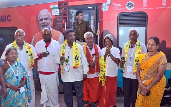 काशी-तमिल संगमम की चौथी ट्रेन के यात्रियों का जबलपुर में हुआ भव्य स्वागत
