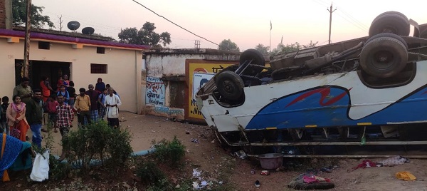 Jabalpur Accident: रीवा से जबलपुर आ रही बस अनियंत्रित होकर पलटी, 9 यात्री गंभीर