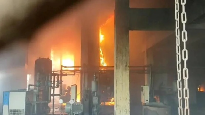 UP News: मेरठ की शुगर फैक्ट्री में लगी भीषण आग, जान बचाने छत से कूदे इंजीनियर की मौत