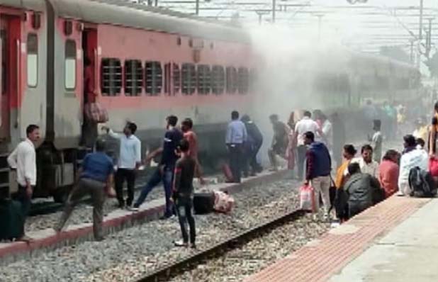 Rail News : बेंगलुरु-हावड़ा दुरंतो एक्सप्रेस ट्रेन के एक डिब्बे में आग लगी, किसी के हताहत होने की सूचना नहीं