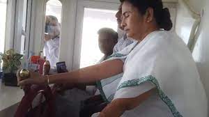 West Bengal की सीएम ममता बनर्जी ने नदी में चलाई नाव, दीदी का अलग अंदाज देख लोग चौंके