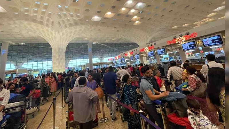 मुंबई इंटरनेशनल एयरपोर्ट का सर्वर डाउन, चेक-इन के लिए यात्रियों को करना पड़ रहा लंबा इंतजार