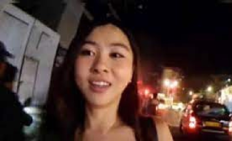 मुंबई में कोरियाई महिला यूट्यूबर से बदतमीजी, आई लव यू बोलकर दो युवकों ने की किस करने की कोशिश, देखें वीडियो