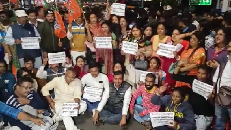 कार्यकर्ताओं पर हुए हमले के विरोध में भाजपा ने पश्चिम बंगाल के कई जिलों में किया विरोध प्रदर्शन 