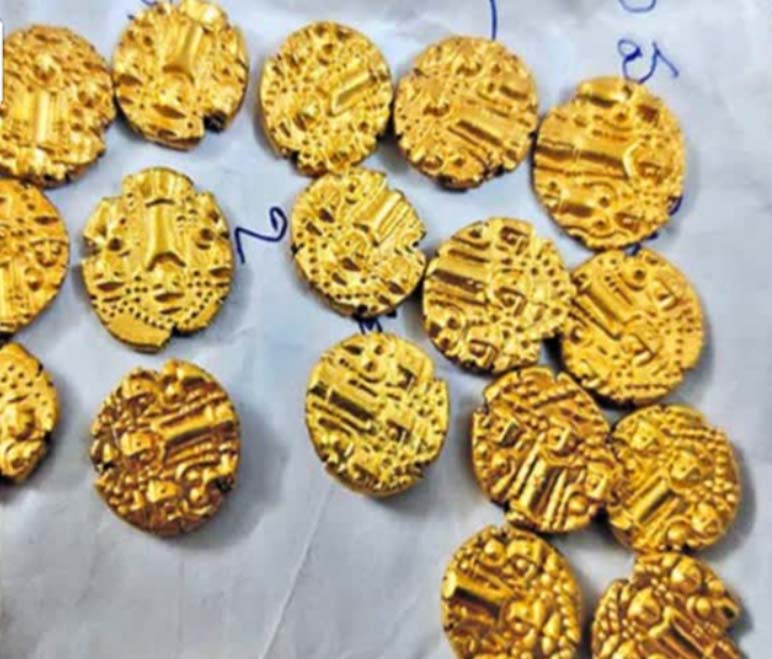 आंध्र प्रदेश : बोरवेल की खुदाई में मिले 18 सोने के सिक्के, खेत के मालिक ने तहसीलदार को सौंपे