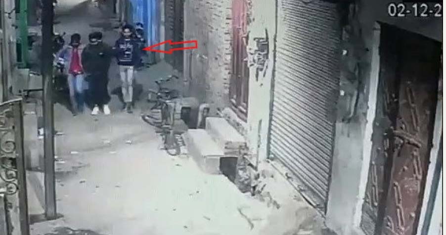 OMG : यूपी में छींकते ही निकल गई 25 साल के युवक की जान, CCTV में कैद हुई लाइव मौत