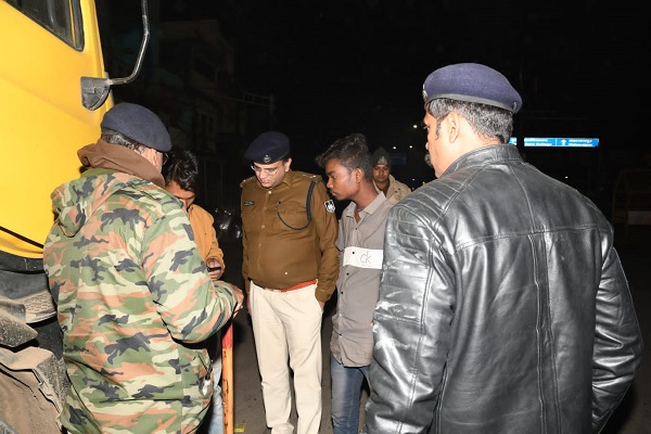 एक्शन में जबलपुर पुलिस: आधी रात को कप्तान के साथ सड़क पर उतरा पुलिस बल, की संदिग्धों की जांच, घूमते लोगों से पूछताछ