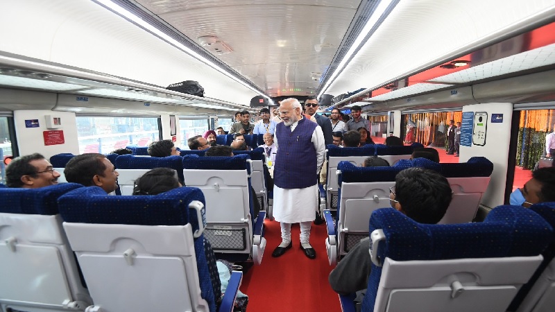 नागपुर में पीएम मोदी ने दिखाई वंदे भारत ट्रेन को हरी झंडी, मेट्रो प्रोजेक्ट का किया उद्घाटन