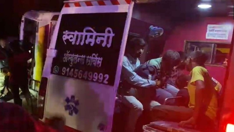महाराष्ट्र के रायगढ़ में पिकनिक से लौट रही बस पलटी: हादसे में दो छात्रों की मौत, कई घायल