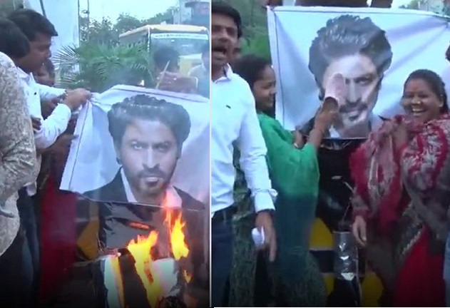 एमपी में फिल्म पठान का विरोध: शाहरुख के पोस्टर पर चप्पलें मारी, पुतला जलाया, मुस्लिम संठगनों ने कहा फिल्म मुसलमानों के खिलाफ