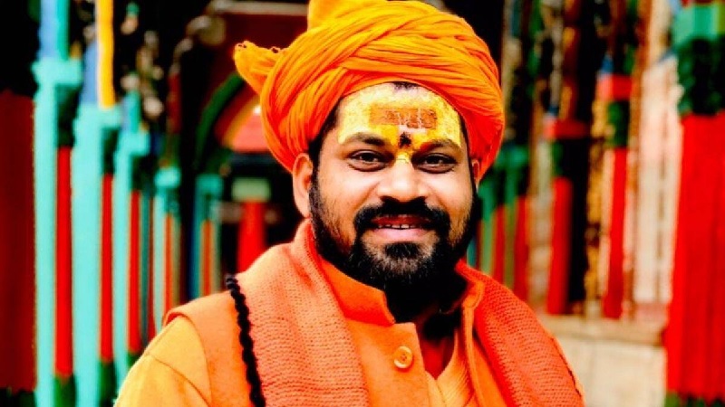 पठान फिल्म में सनातन धर्म का उड़ाया गया है मजाक, जिस थिएटर में लगे उसे फूंक दो: महंत राजू दास