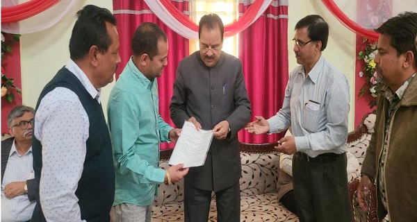 जबलपुर में केन्द्रीय राज्यमंत्री से मिले उत्तराखंड वासी, सामुदायिक भवन हेतु भूमि आवंटन के लिए ज्ञापन सौंपा
