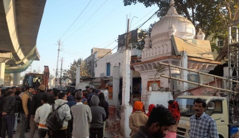 Jabalpur: मदनमहल से दमोहनाका के बीच फ्लाई ओवर निर्माण में बाधक बने धार्मिक स्थल हटाए गए