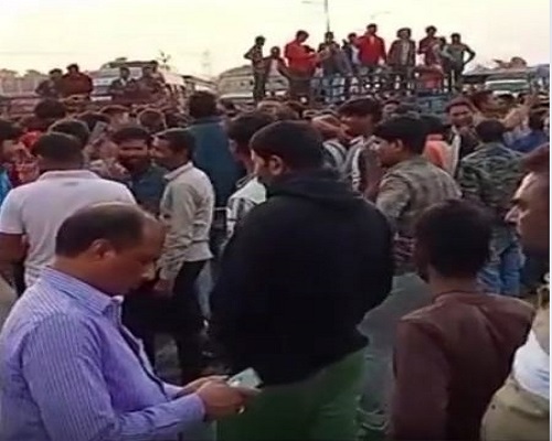 Jabalpur: मटर के कम दाम मिलने से भड़के किसान, जबलपुर-भोपाल राजमार्ग पर वाहन खड़े कर लगाया जाम